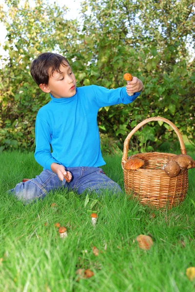 Liten pojke poserar utomhus med svamp — Stockfoto