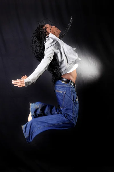 Afroamerikanische Tänzerin im Sprung — Stockfoto