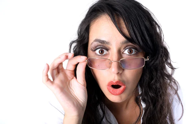Sorpresa giovane signora in occhiali isolati su bianco — Foto Stock