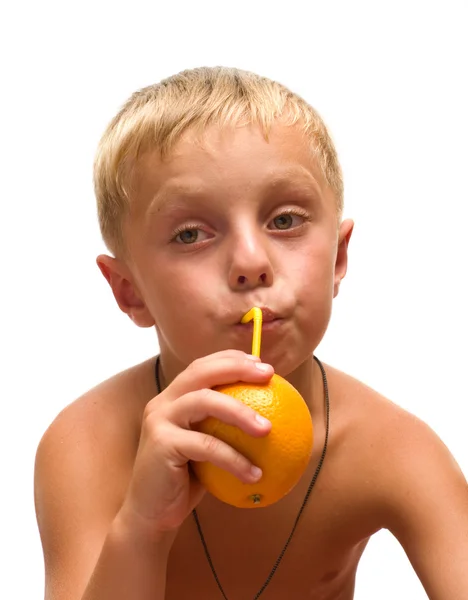 Çocuk bir portakal ile. — Stok fotoğraf
