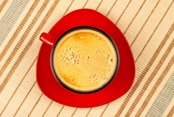 条纹桌布上的红色咖啡杯子 — 图库照片