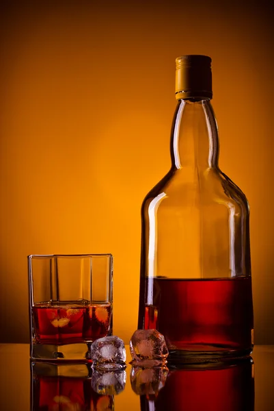 那瓶威士忌，冰和玻璃 — 图库照片