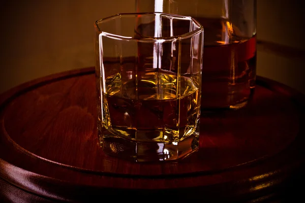 Whiskey glass on wooden tray — Stock Photo, Image