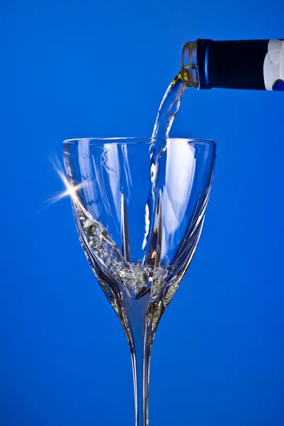 Versando il vino nel bicchiere — Foto Stock
