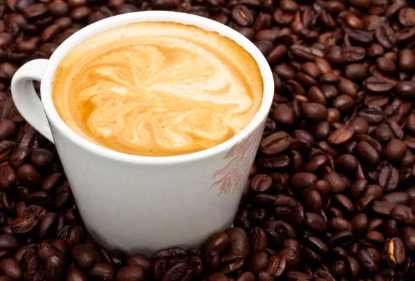 Kaffekopp med mönster på skum — Stockfoto