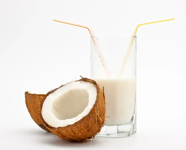 Kokos och glas med coco mjölk — Stockfoto