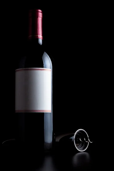 Bottiglia di vino rosso e cavatappi — Foto Stock