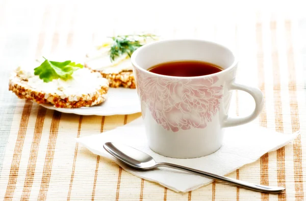 Café da manhã de dieta com chá e pão de milho — Fotografia de Stock