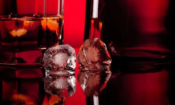 Dois cubos de gelo e uísque — Fotografia de Stock