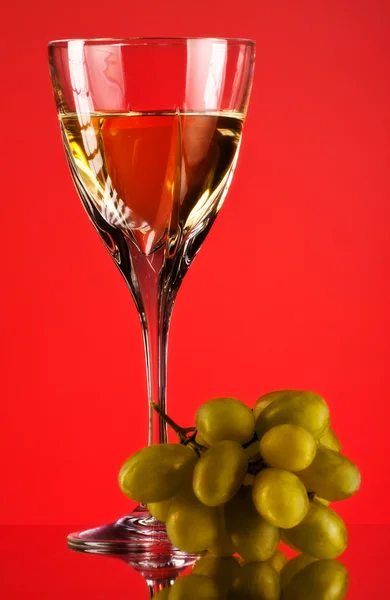 杯白葡萄酒和葡萄 — 图库照片