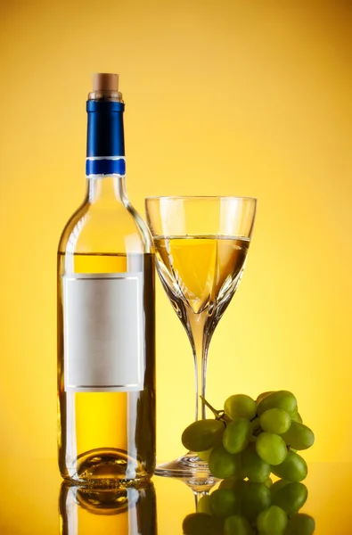 瓶和玻璃葡萄酒、 葡萄群 — 图库照片