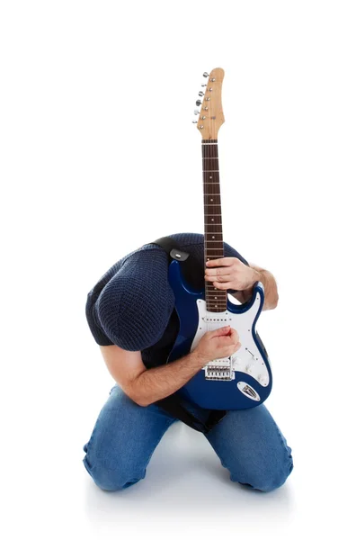 Rocker tocando la guitarra de rodillas — Foto de Stock
