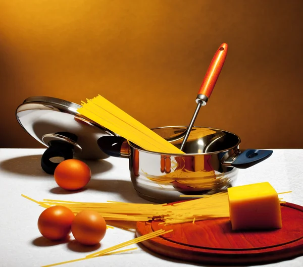 Espaguete, ovos e queijo na mesa — Fotografia de Stock