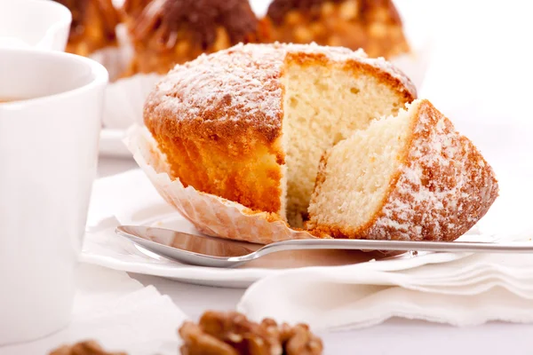 Süße Torte auf weißem Teller — Stockfoto