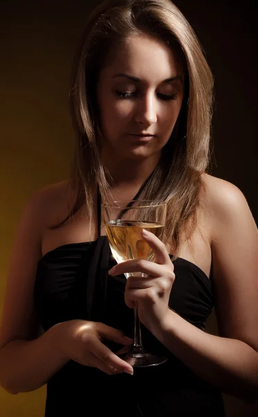 Piękna dziewczyna z kieliszek wina — Zdjęcie stockowe
