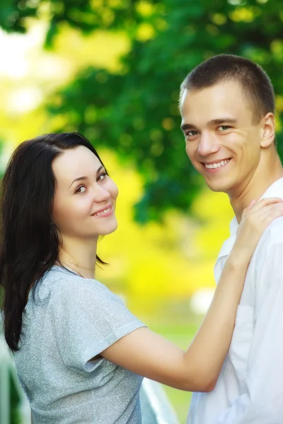 Young couple in summer park — Stock Photo, Image