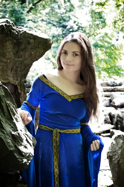 Эльфийская принцесса в каменном саду — стоковое фото