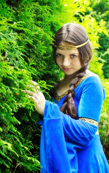 緑豊かな庭園でのエルフの王女 — ストック写真