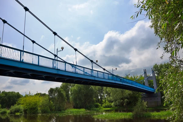 Μεταλλική γέφυρα πάνω από το ποτάμι — Φωτογραφία Αρχείου
