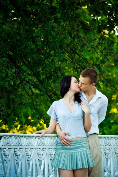 Kissing couple in the park — Stock Photo, Image