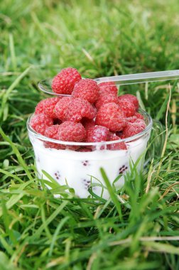 süt ile taze frambuaz