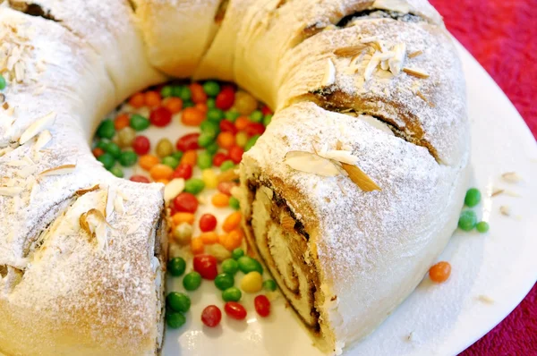 Пасхальный пирог на праздничном столе — стоковое фото