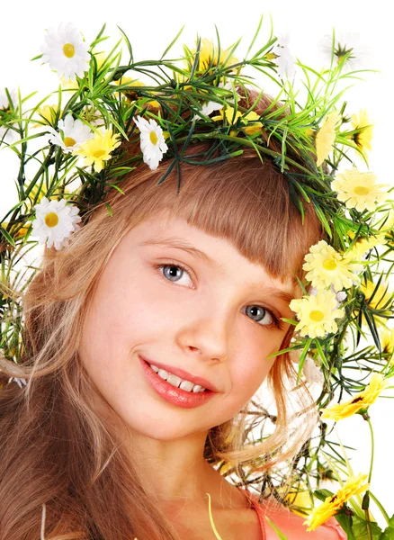 Meisje met garland van wild bloem. — Stockfoto