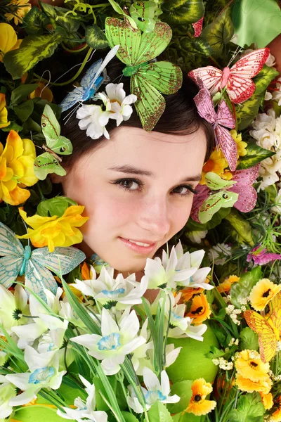 Κορίτσι με πεταλούδων και λουλουδιών στο γρασίδι — Φωτογραφία Αρχείου