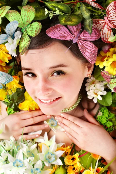 Όμορφη κοπέλα με πεταλούδων και λουλουδιών — Φωτογραφία Αρχείου