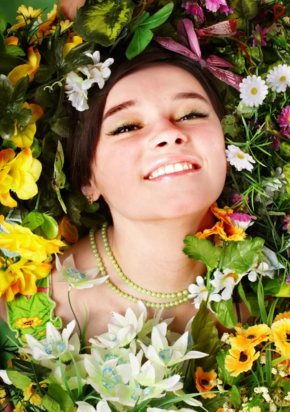 Bella ragazza con farfalla e fiore — Foto Stock