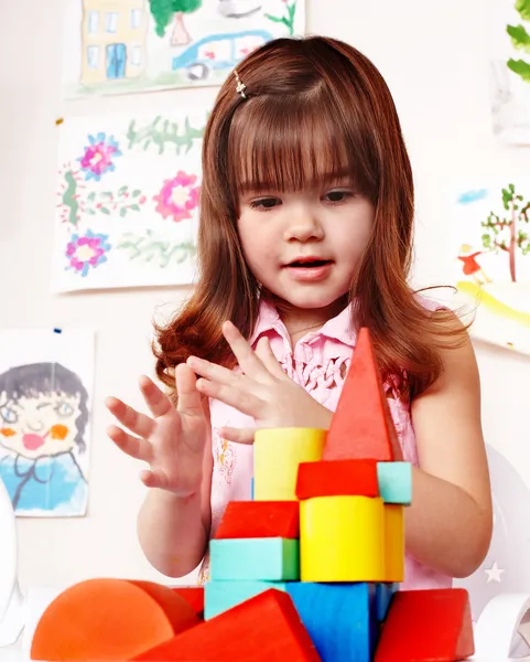 Criança com bloco de madeira — Fotografia de Stock