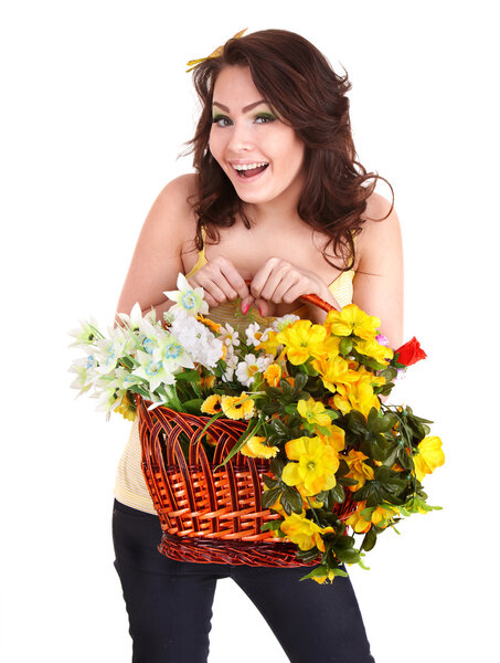 Красивая девушка с дикими весенними цветами
.