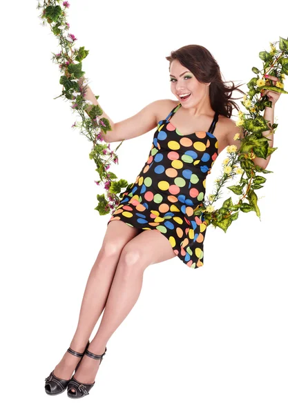 Hermosa chica balanceándose en swing de flores . —  Fotos de Stock