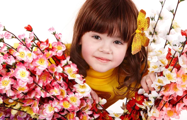 Menina bonita com flor e borboleta — Fotografia de Stock