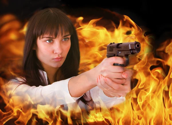 Menina agressiva dispara de chama — Fotografia de Stock