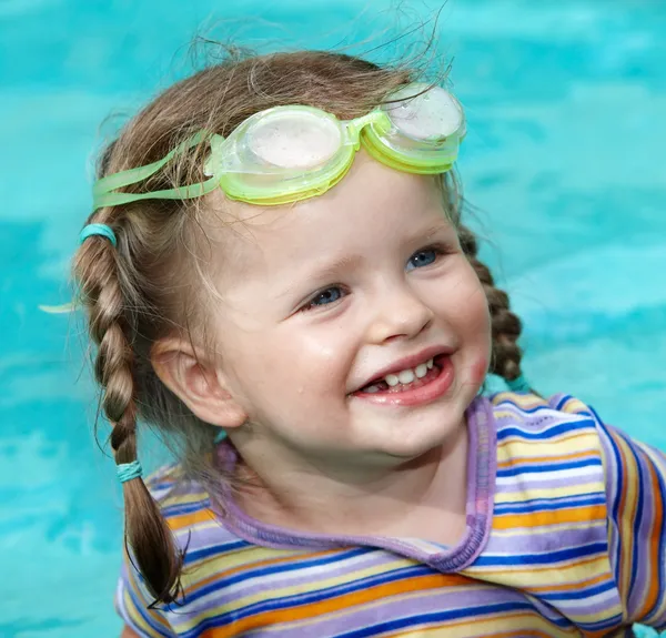 Child girl in goggles swimm pool — Stock Photo, Image