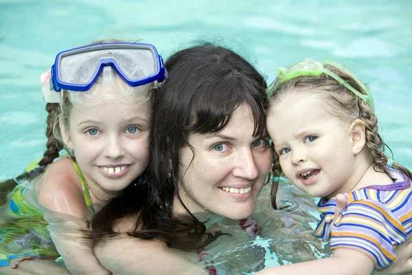 Rodina má odpočinek v bazénu. — Stock fotografie
