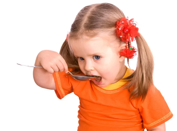 Enfant fille en orange avec cuillère manger . — Photo