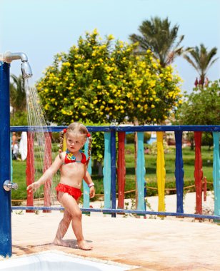 kırmızı bikini alt duş alın.