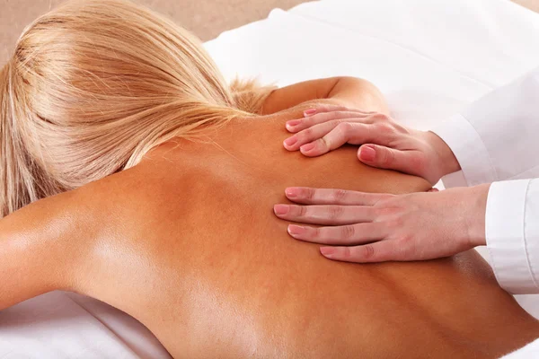Massage van vrouwelijke rug. Spa. — Stockfoto