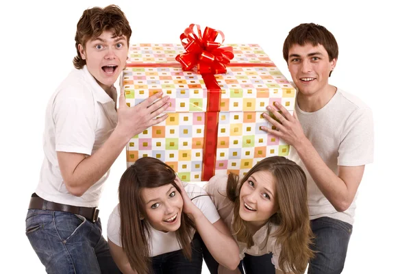 Famille heureuse avec boîte cadeau . — Photo
