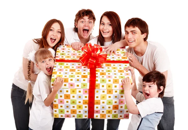 Счастливая семья с подарочной коробкой . — стоковое фото
