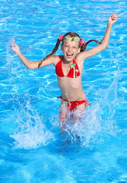 Menina salpicando na piscina . — Fotografia de Stock
