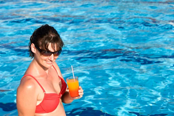 Dziewczyna w czerwonym bikini pić Koktajl alkoholowy. — Zdjęcie stockowe