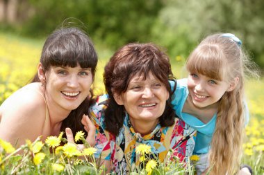 Büyükanne ile açık kızı.