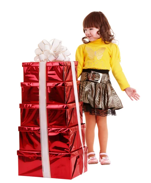 Meisje kind met de doos van de gift van de groep. — Stockfoto