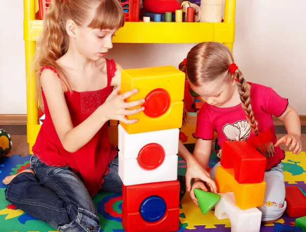 Kind met puzzel, blok en bouw instellen in de speelkamer. — Stockfoto