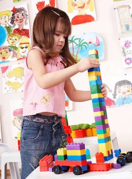 Kind met bouw instellen in de speelkamer. — Stockfoto