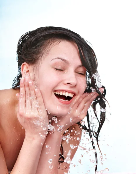 Menina bonita feliz molhada. Cuidados corporais . — Fotografia de Stock