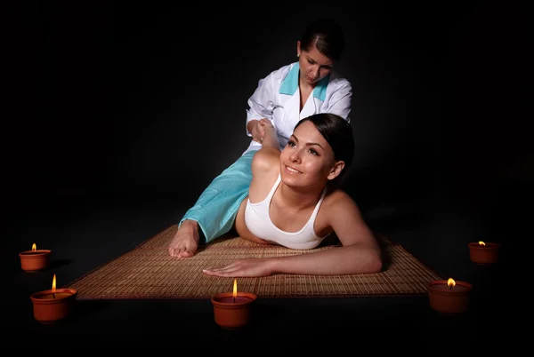 Mooi meisje met Thaise massage. — Stockfoto